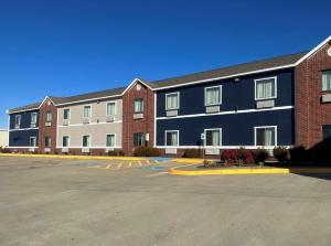 a row of buildings in a parking lot at Best Western Halito Inn in Calera