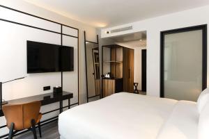 Radisson Hotel Tunis, City Center的电视和/或娱乐中心