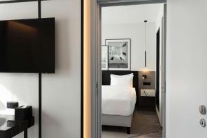 Radisson Hotel Tunis, City Center的电视和/或娱乐中心
