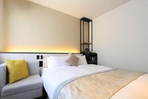 سرير أو أسرّة في غرفة في Best Western Plus Nagoya Sakae