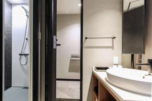 حمام في Best Western Plus Nagoya Sakae