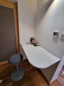 een wit bureau met een stoel in een kamer bij Macesen apartment Rogla in Zreče