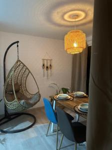 ein Esszimmer mit einem Schaukelstuhl und einem Tisch in der Unterkunft The Green Valley House in São Vicente