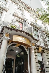 un bâtiment avec un balcon au-dessus dans l'établissement Auckland City Hotel - Hobson St, à Auckland