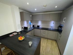 Dapur atau dapur kecil di Spacious and modern 2-bedroom flat near Canary Wharf in London