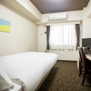 Postel nebo postele na pokoji v ubytování FLEXSTAY INN Kawasaki Kaizuka
