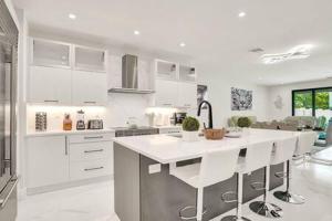 New 4BR w Pool Walk to Las Olas 5mins to Beach的厨房或小厨房