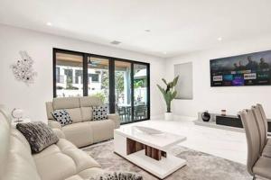 New 4BR w Pool Walk to Las Olas 5mins to Beach的电视和/或娱乐中心