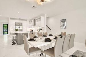 劳德代尔堡New 4BR w Pool Walk to Las Olas 5mins to Beach的相册照片