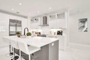 New 4BR w Pool Walk to Las Olas 5mins to Beach的厨房或小厨房