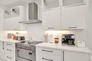 New 4BR w Pool Walk to Las Olas 5mins to Beach的厨房或小厨房
