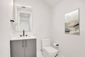 New 4BR w Pool Walk to Las Olas 5mins to Beach的一间浴室