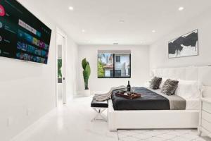 New 4BR w Pool Walk to Las Olas 5mins to Beach的休息区