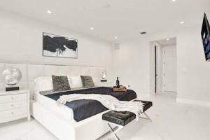 New 4BR w Pool Walk to Las Olas 5mins to Beach的电视和/或娱乐中心