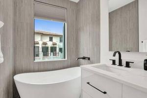 劳德代尔堡New 4BR w Pool Walk to Las Olas 5mins to Beach的相册照片