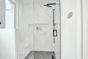 New 4BR w Pool Walk to Las Olas 5mins to Beach的一间浴室
