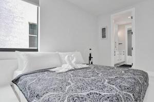 New 4BR w Pool Walk to Las Olas 5mins to Beach客房内的一张或多张床位