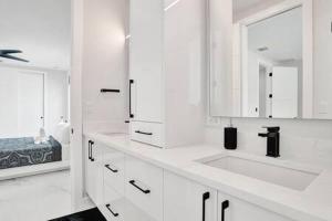 New 4BR w Pool Walk to Las Olas 5mins to Beach的一间浴室