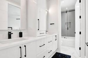 New 4BR w Pool Walk to Las Olas 5mins to Beach的一间浴室