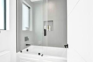 New 4BR w Pool Walk to Las Olas 5mins to Beach的一间浴室