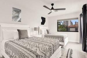 - une chambre avec 2 lits et un ventilateur de plafond dans l'établissement New 4BR w Pool Walk to Las Olas 5mins to Beach, à Fort Lauderdale