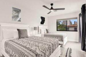 劳德代尔堡New 4BR w Pool Walk to Las Olas 5mins to Beach的带两张床和吊扇的卧室 更多37张照片