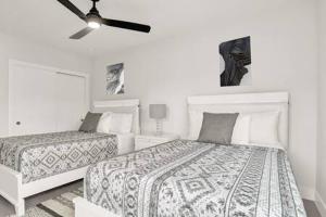 New 4BR w Pool Walk to Las Olas 5mins to Beach客房内的一张或多张床位