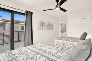 New 4BR w Pool Walk to Las Olas 5mins to Beach客房内的一张或多张床位
