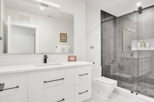 New 4BR w Pool Walk to Las Olas 5mins to Beach的一间浴室