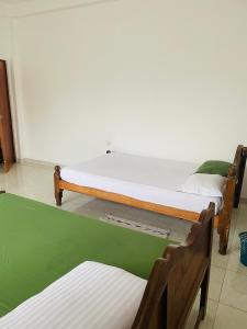 2 camas en una habitación con aversión para en Thalalla resort, en Talalla South