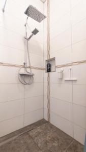 Una ducha en una habitación con paredes blancas. en Traumschlösschen EG, en Nossen