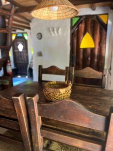 a wooden table with a basket on top of it at Cabaña bosque y mar in Salinas 