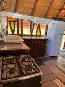 een keuken met een fornuis en een koelkast bij Cabaña bosque y mar in Salinas