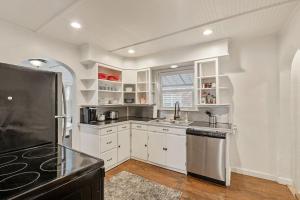 A kitchen or kitchenette at Cozy Home Close to Provo Airport