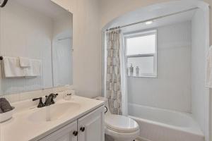 een witte badkamer met een wastafel en een toilet bij Cozy Home Close to Provo Airport in Provo