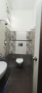 Bathroom sa Stayz Inn Hotels - T nagar Chennai Near Pondy Bazzar