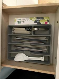 a drawer full of utensils in a kitchen drawer at YKHouse 尾道から車で10分 駐車場完備 in Mihara