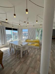 Χώρος καθιστικού στο Departamento STONE Puerto Madryn muy luminoso excelente ubicación