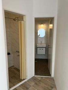 Ένα μπάνιο στο Departamento STONE Puerto Madryn muy luminoso excelente ubicación +3 φωτογραφίες