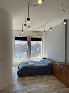 Ένα ή περισσότερα κρεβάτια σε δωμάτιο στο Departamento STONE Puerto Madryn muy luminoso excelente ubicación