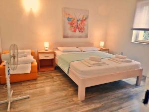 sypialnia z 2 łóżkami i wentylatorem w obiekcie Apartment in Starigrad-Paklenica 34801 w mieście Starigrad-Paklenica