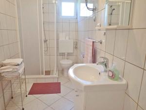 Koupelna v ubytování Apartment in Starigrad-Paklenica 6859 + 37 fotografií