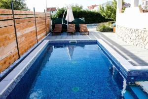 Bazén v ubytování Apartment in Kakma - Biograd Riviera 40380 nebo v jeho okolí
