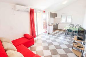 Kuchyňa alebo kuchynka v ubytovaní Apartment in Kakma/Biograd Riviera 40380