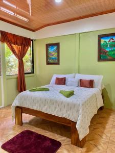 - une chambre avec un grand lit dans l'établissement Grettel´s House Apartments, La Fortuna de San Carlos, à Fortuna