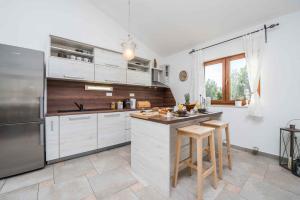 Kuchyňa alebo kuchynka v ubytovaní Holiday home in Jasenice 31210