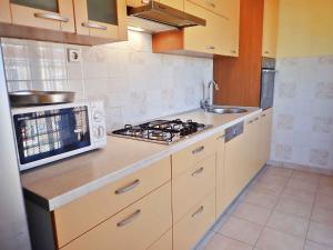 Kuchyň nebo kuchyňský kout v ubytování Apartment in Posedarje 37105