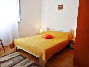 Postel nebo postele na pokoji v ubytování Apartment in Posedarje 37105