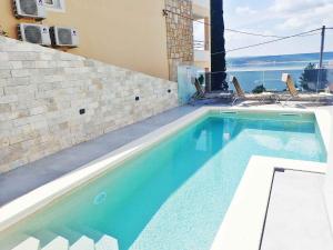 - une piscine d'eau bleue dans un bâtiment dans l'établissement Holiday home in Jasenice 40484, à Jasenice