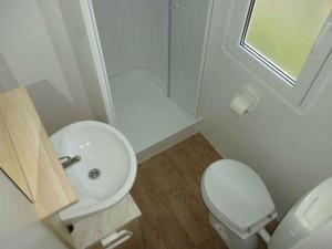 uma casa de banho branca com um WC e um lavatório em Mobilehomes in Seline - Paklenica Riviera 6831 em Seline